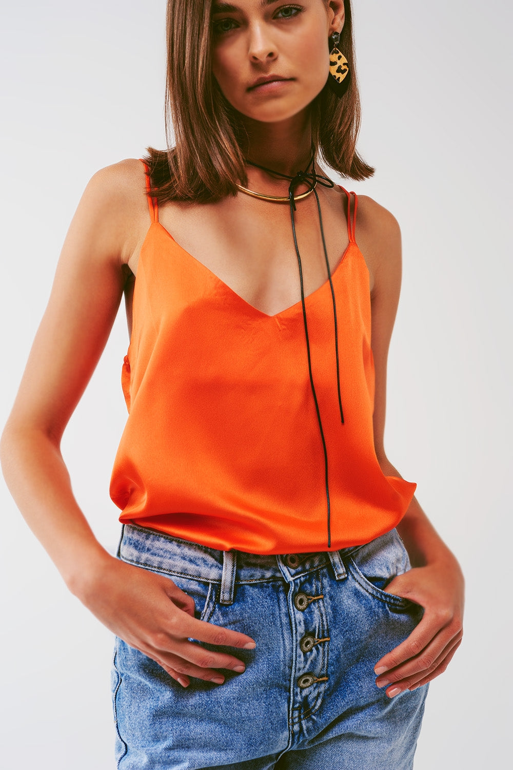 Top corto con tirantes finos en naranja Q2