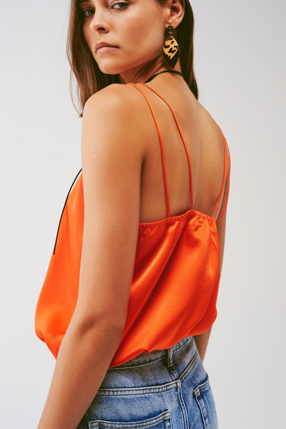 Top corto con tirantes finos en naranja Q2
