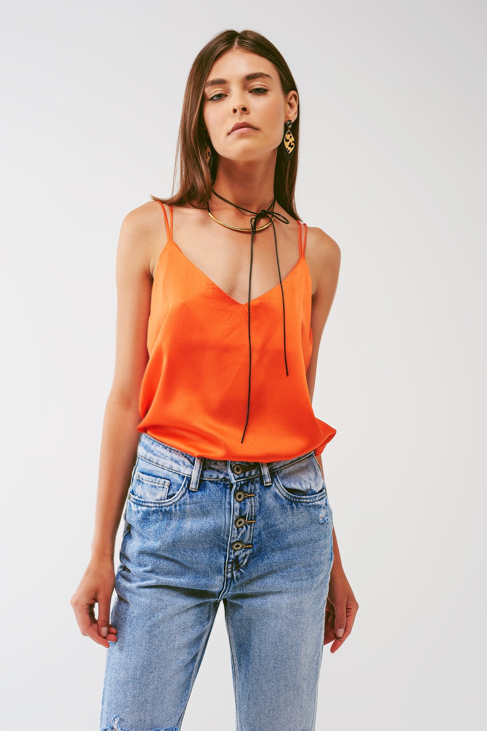Top corto con tirantes finos en naranja Q2