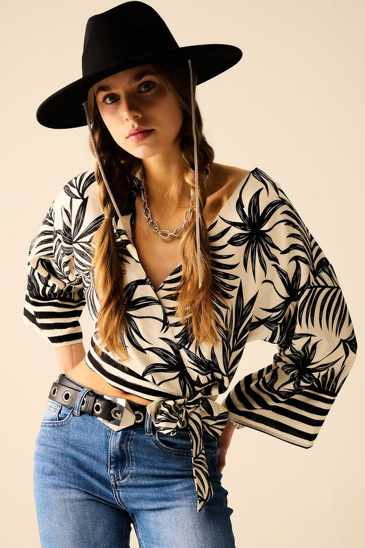 Q2 Top corto en blanco con motivo tropical en negro