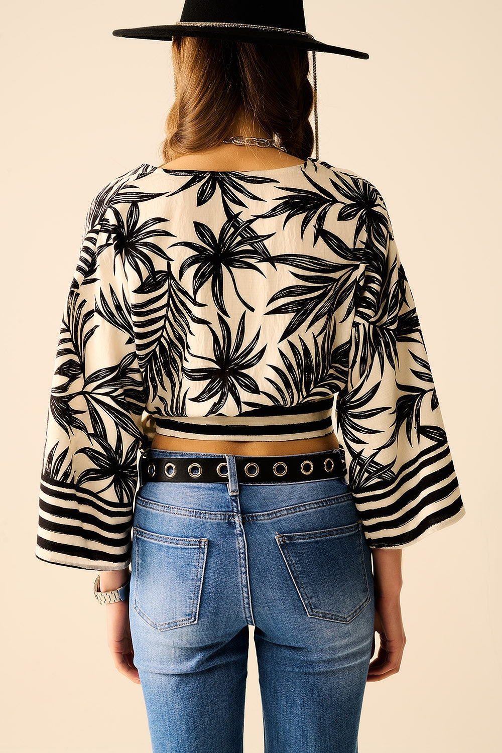 Top corto en blanco con motivo tropical en negro Q2