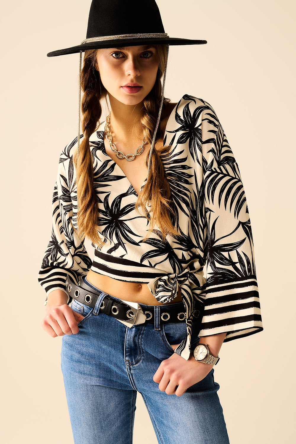 Top corto en blanco con motivo tropical en negro Q2