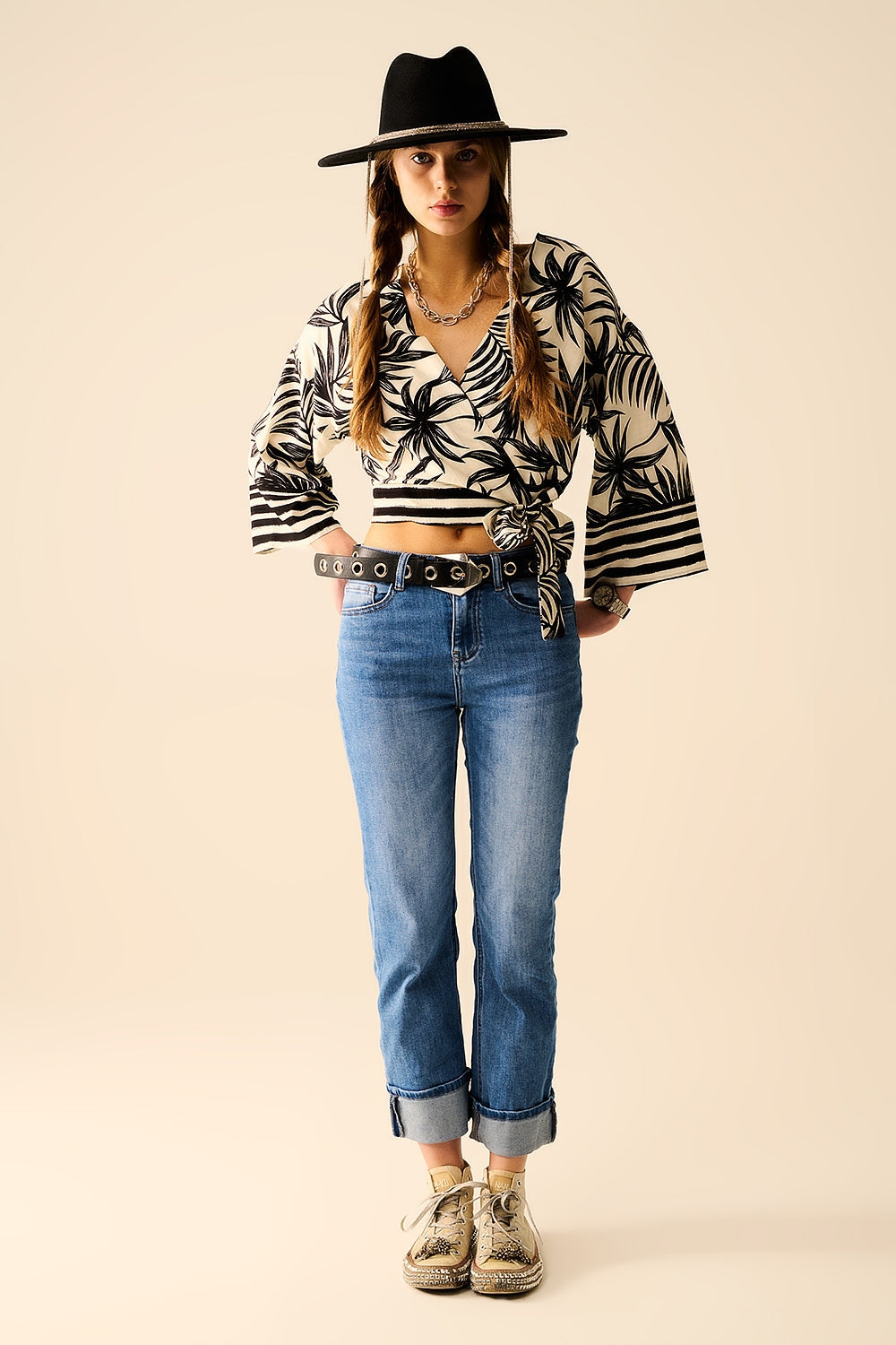 Top corto en blanco con motivo tropical en negro Q2