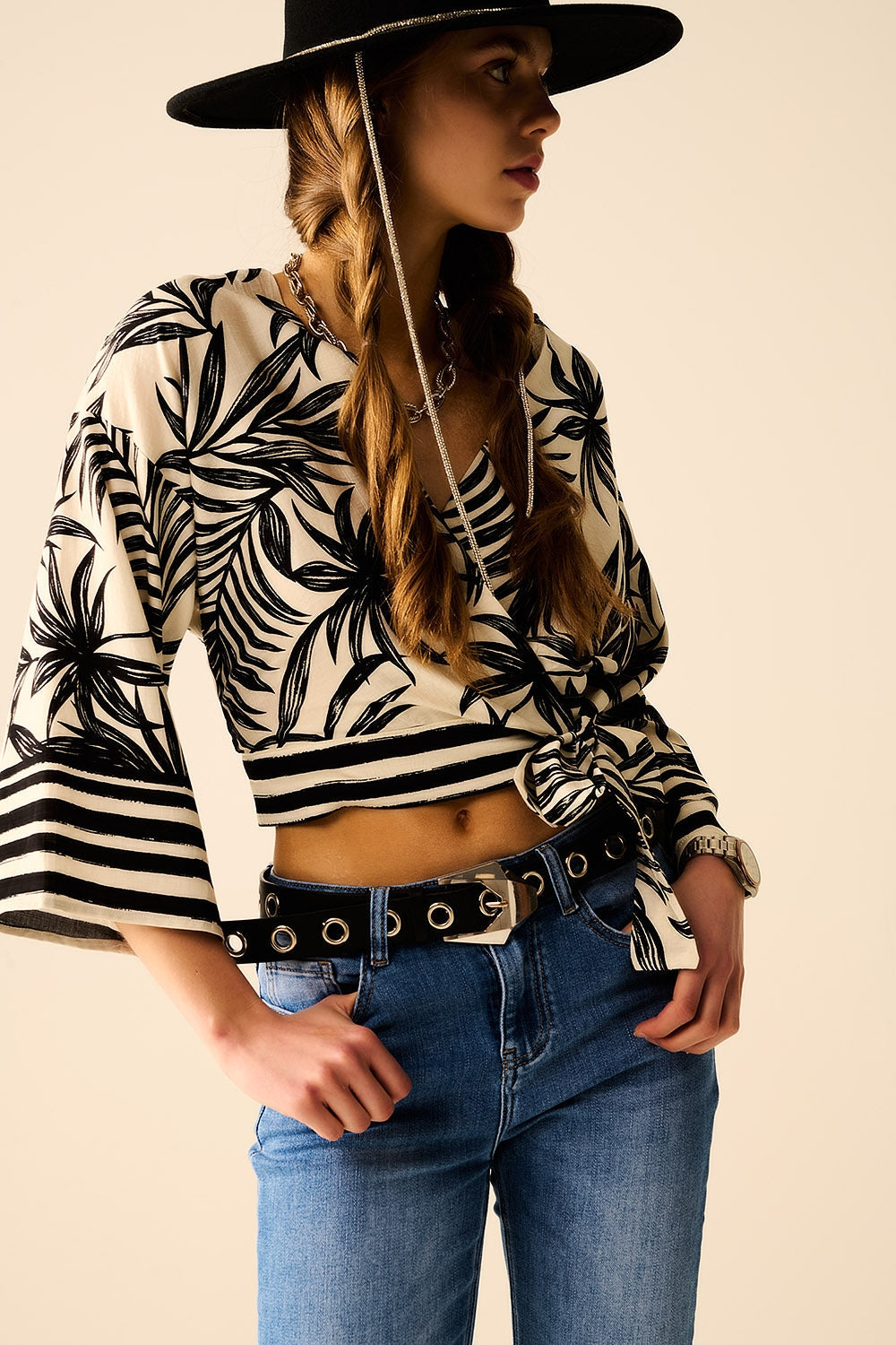 Top corto en blanco con motivo tropical en negro Q2