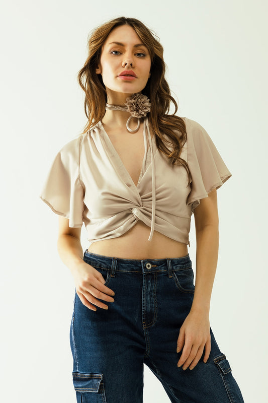 Q2 Top corto en color Beige con cuello en V manga corta y detalle de flores en el cuello