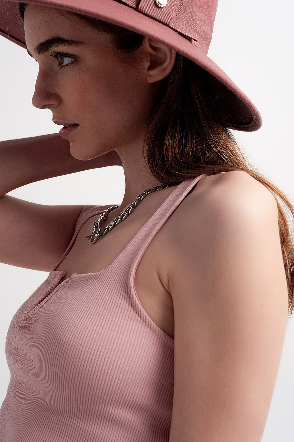 Top corto en color rosa maquillaje con escote cuadrado de canalé Q2