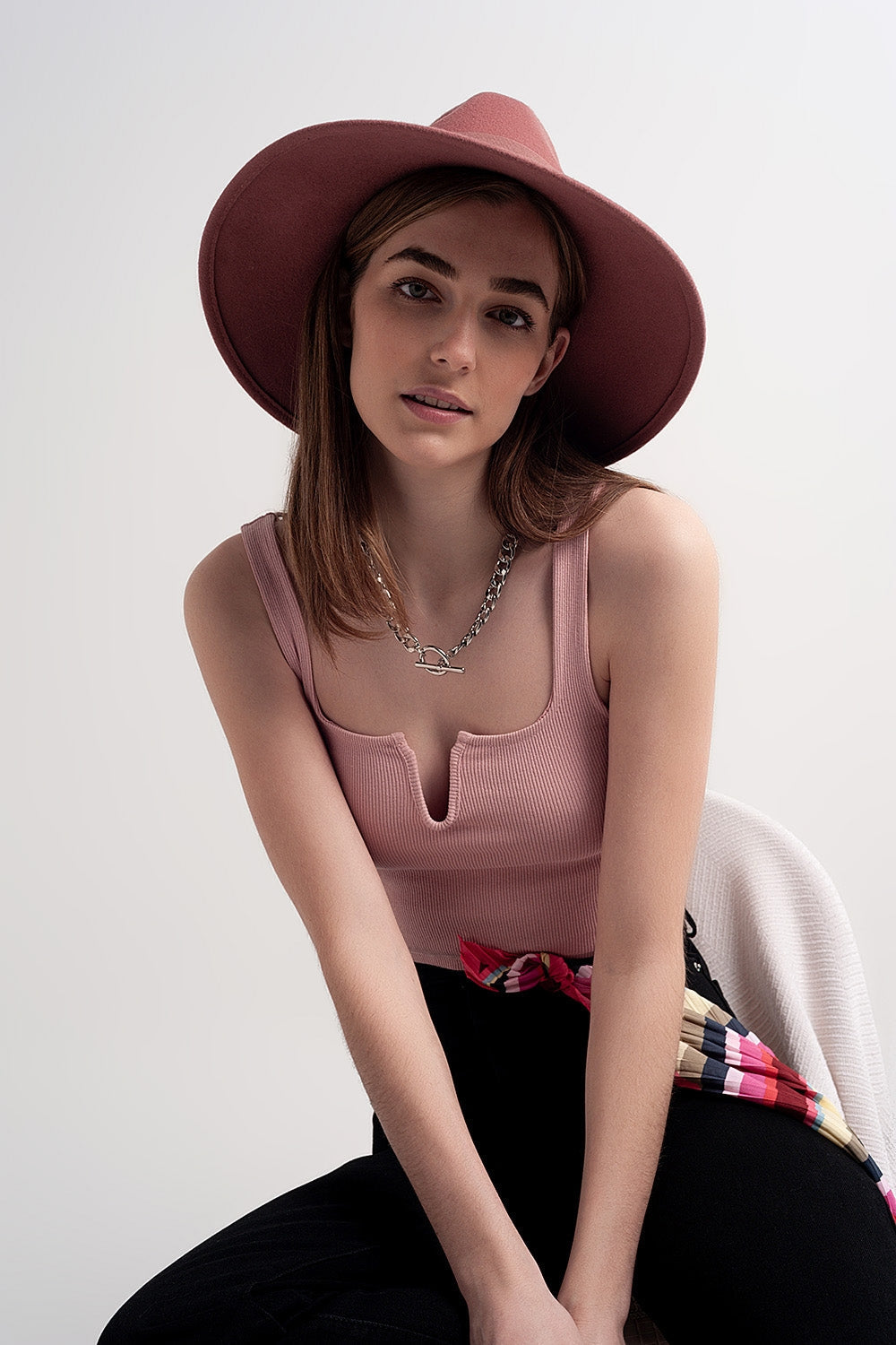 Top corto en color rosa maquillaje con escote cuadrado de canalé Q2