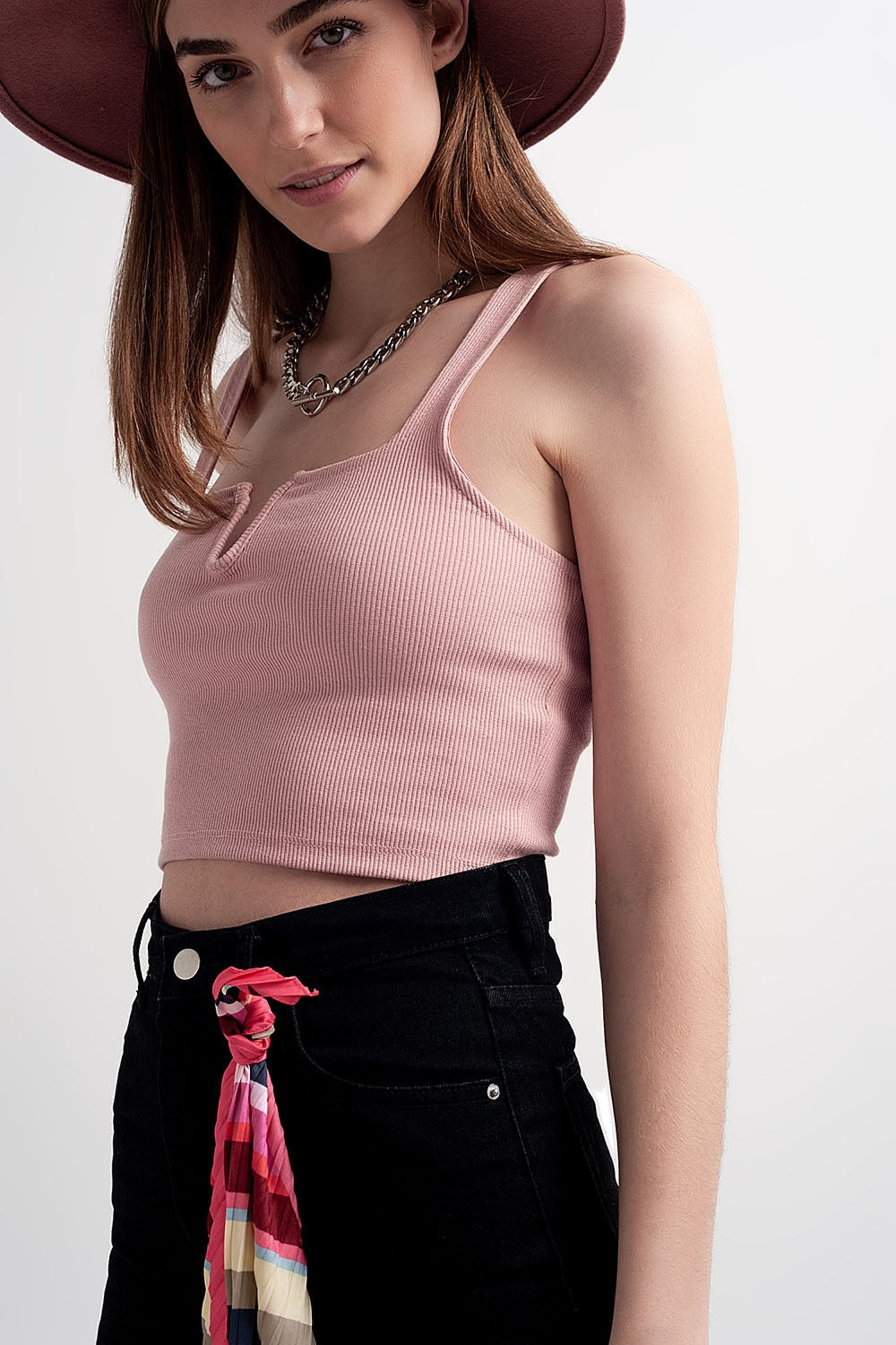 Top corto en color rosa maquillaje con escote cuadrado de canalé Q2