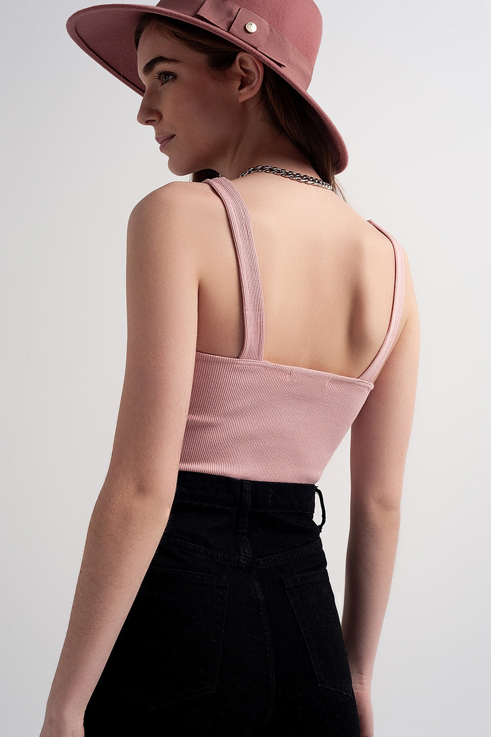 Top corto en color rosa maquillaje con escote cuadrado de canalé Q2