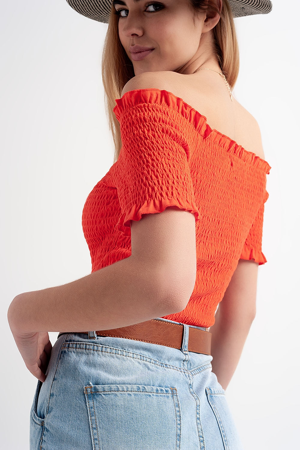 Top corto naranja con diseño fruncido y escote Bardot Q2