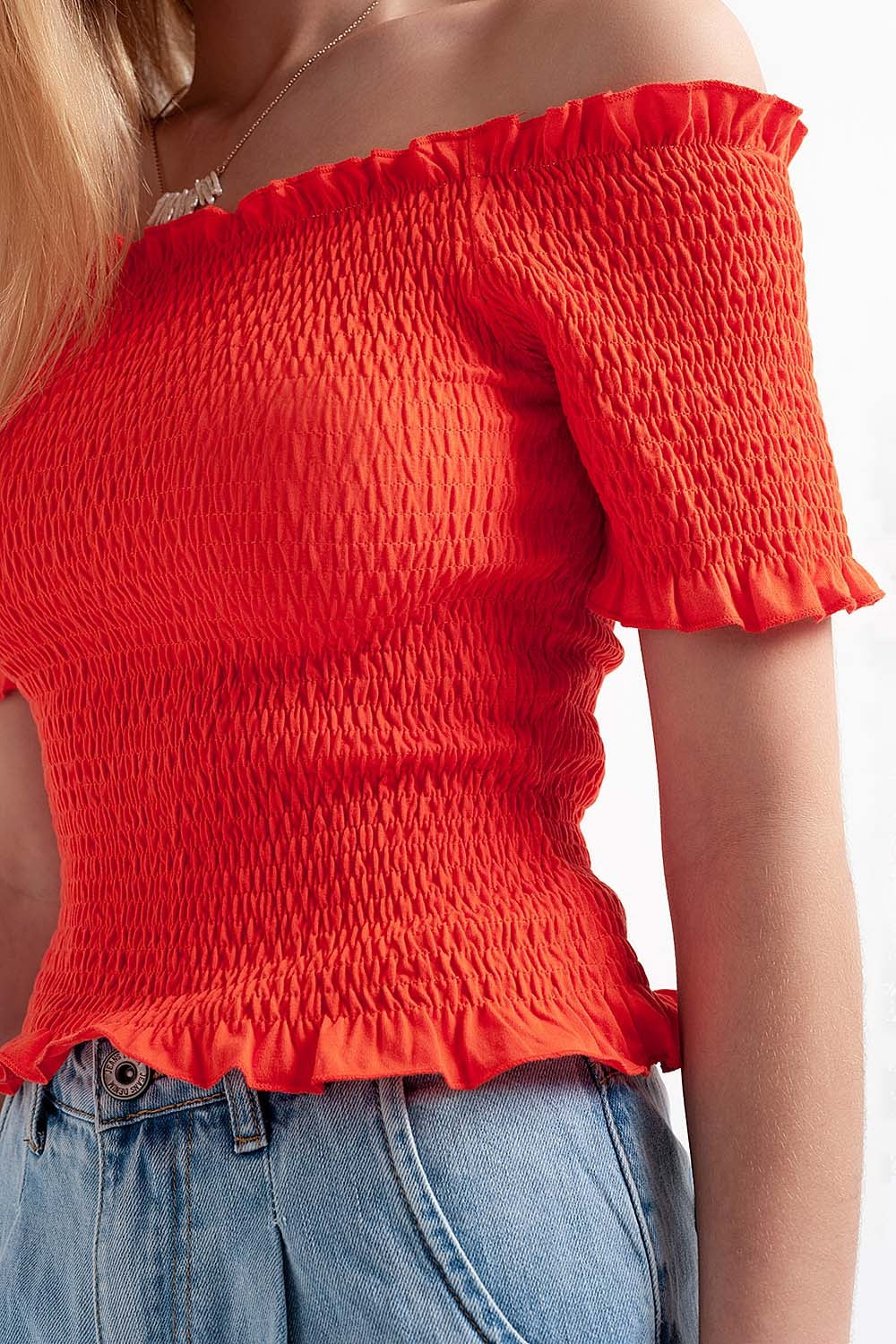 Top corto naranja con diseño fruncido y escote Bardot Q2