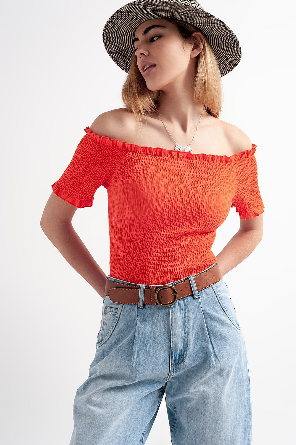 Top corto naranja con diseño fruncido y escote Bardot Q2