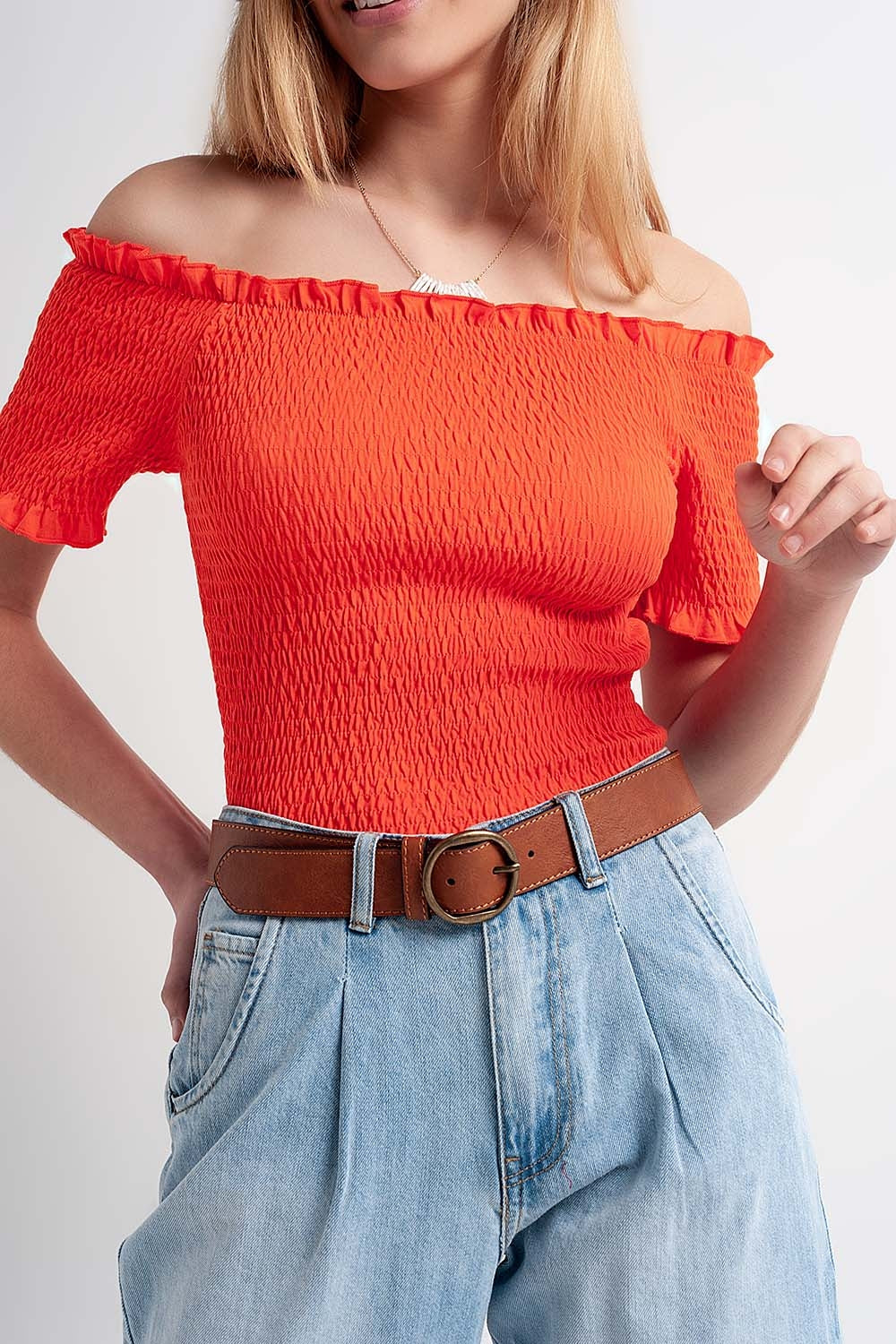 Top corto naranja con diseño fruncido y escote Bardot Q2