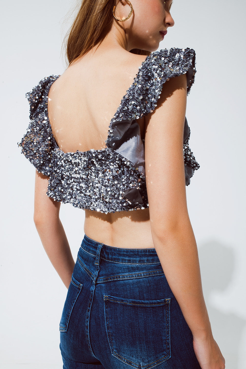 Top corto plateado de lentejuelas Q2
