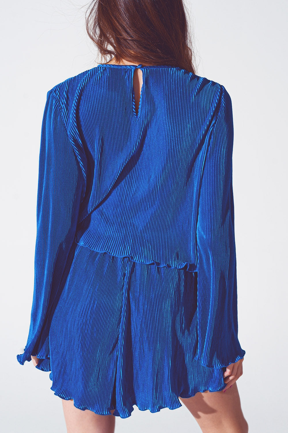 Top corto plisado con cuello redondo en azul Q2