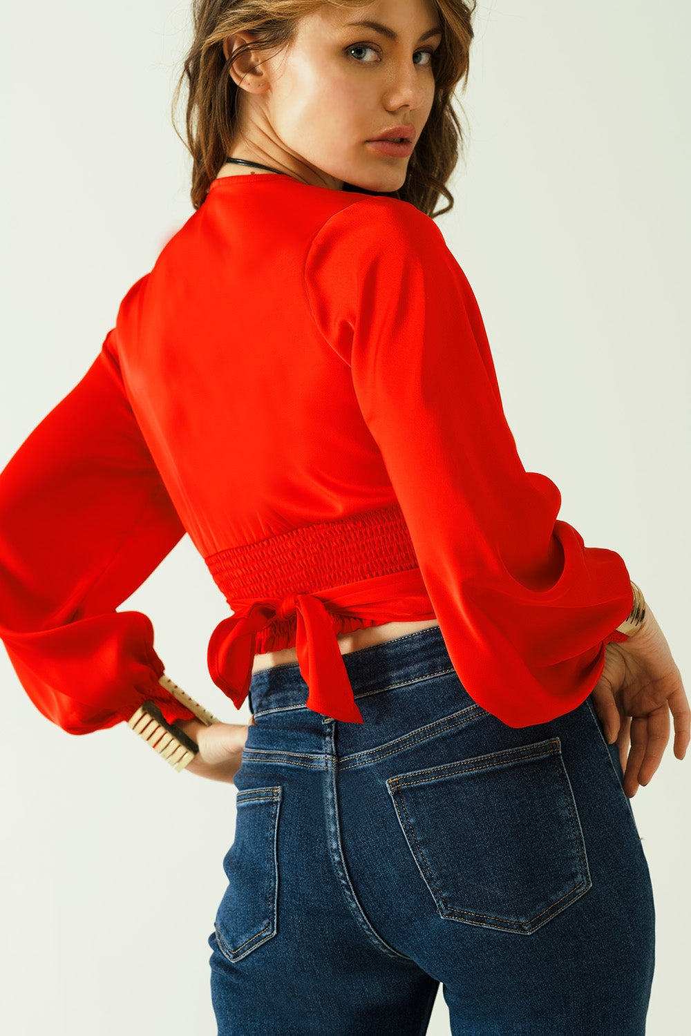 Top corto rojo con mangas largas y anchas Q2