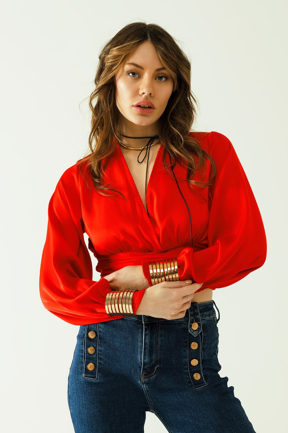 Top corto rojo con mangas largas y anchas Q2