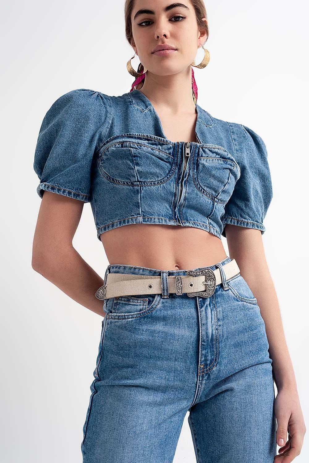 Top corto vaquero con manga de farol y detalle de corsé en azul Q2