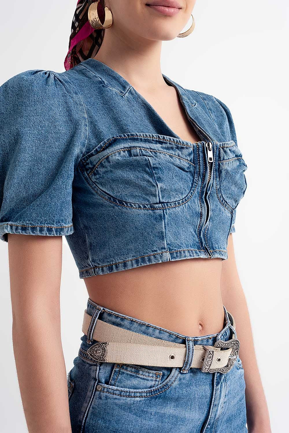 Top corto vaquero con manga de farol y detalle de corsé en azul Q2