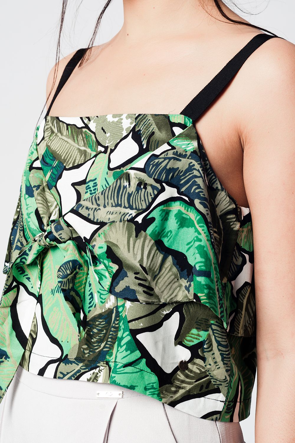 Top corto verde con estampado de hojas Q2