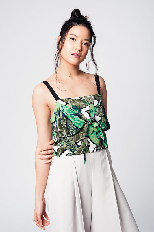 Q2 Top corto verde con estampado de hojas