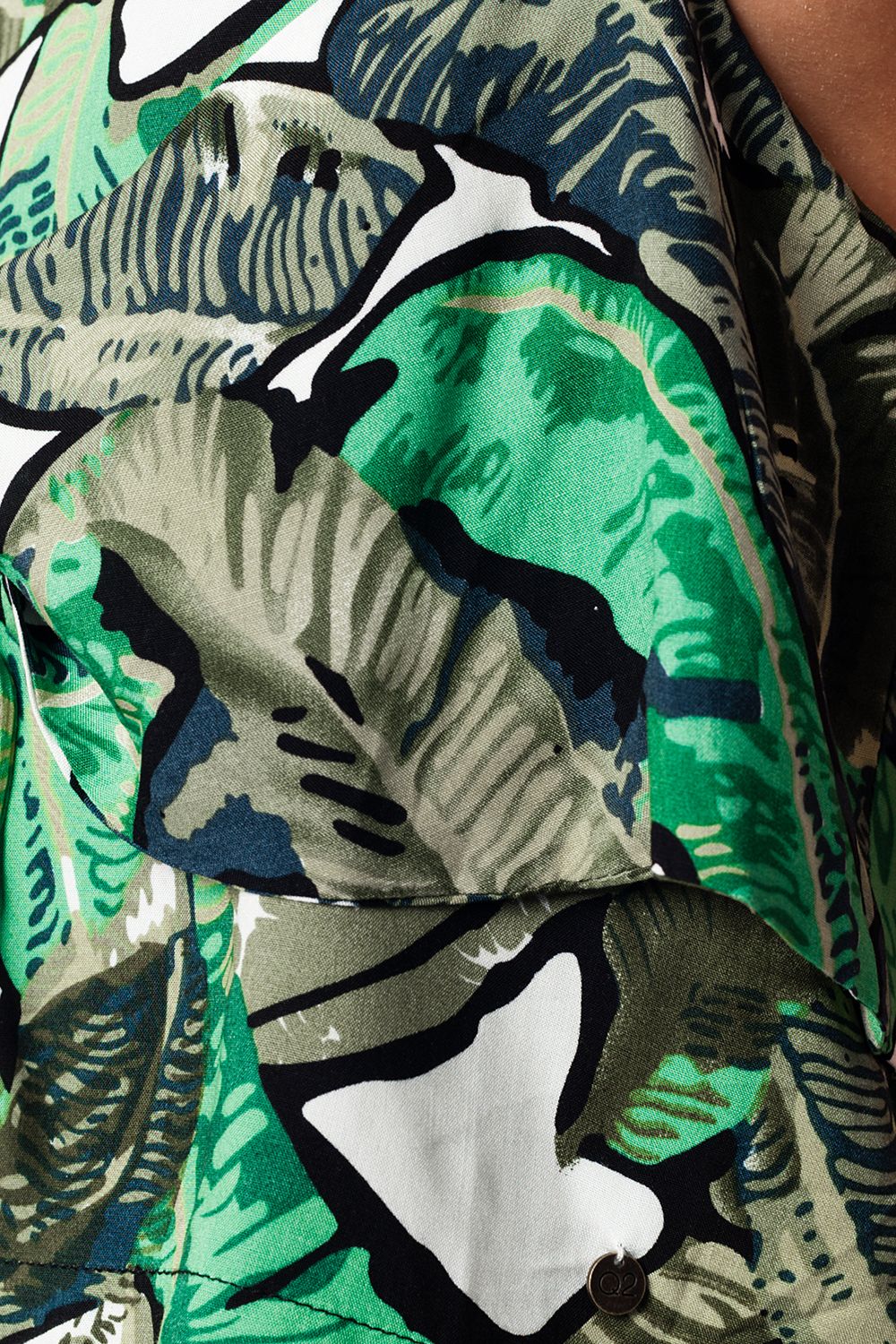 Top corto verde con estampado de hojas Q2