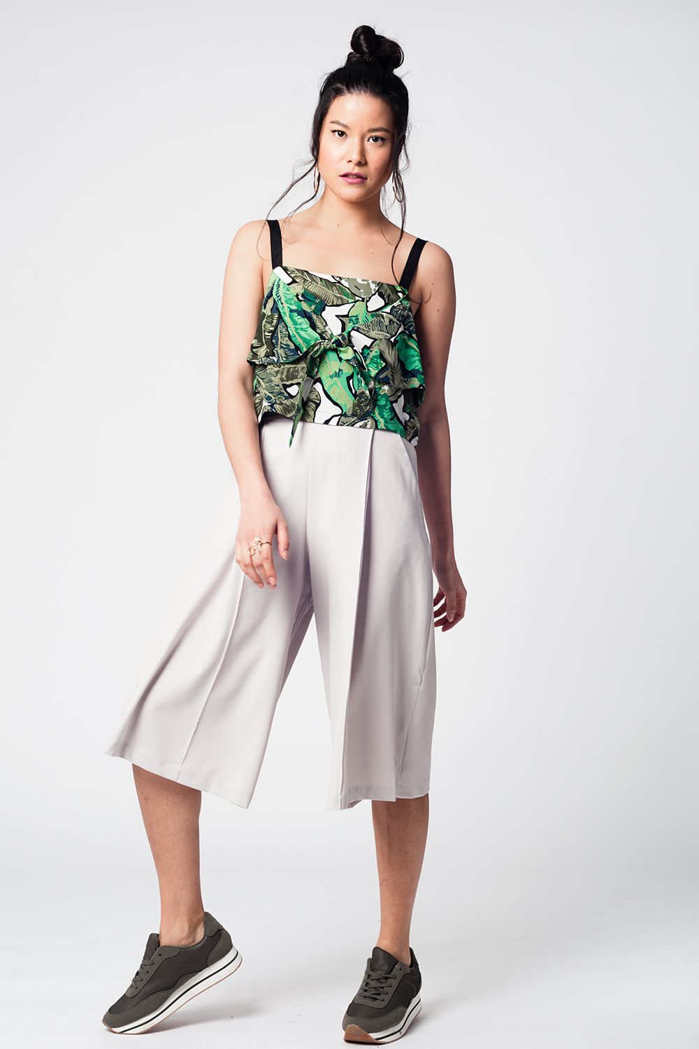 Top corto verde con estampado de hojas Q2
