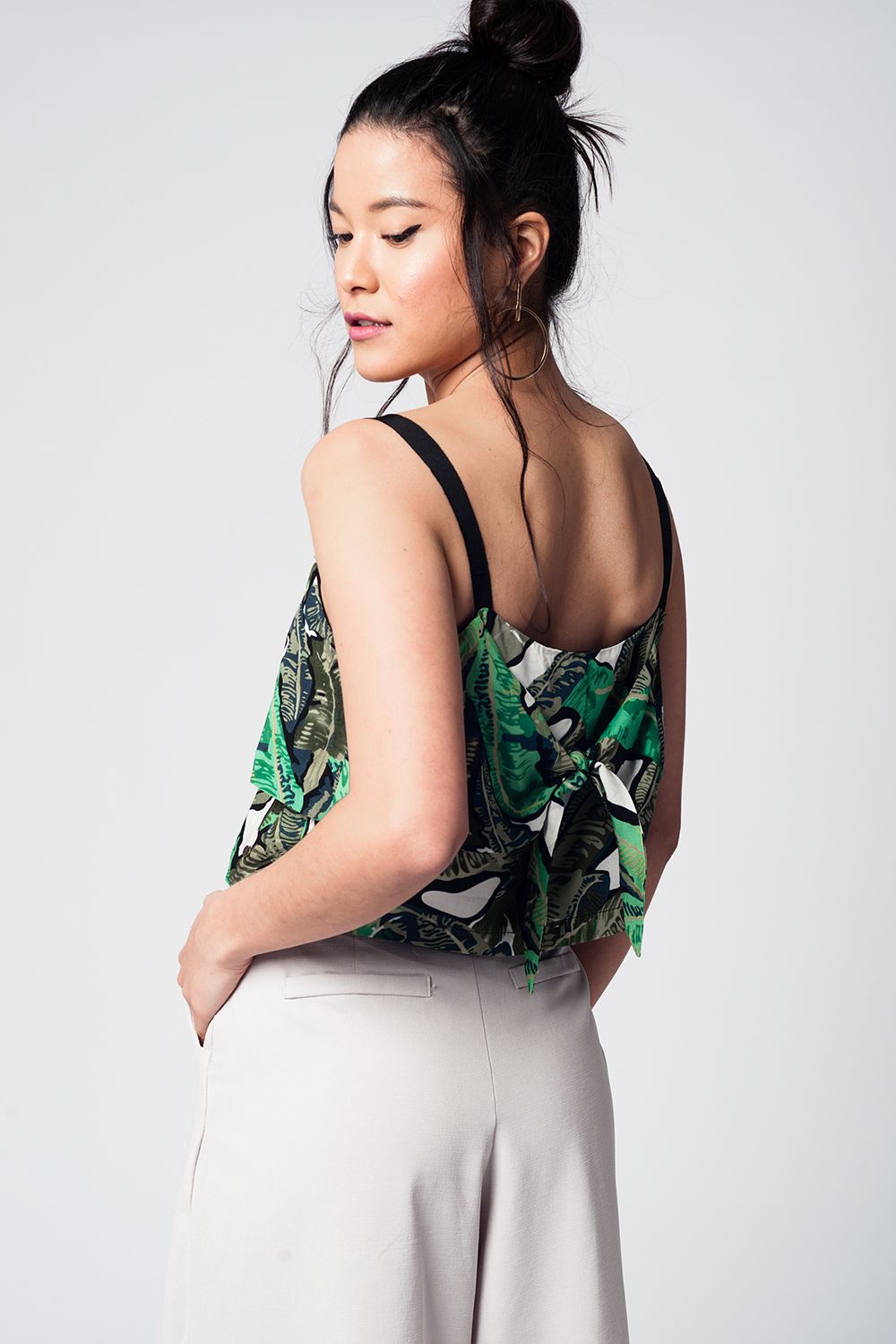 Top corto verde con estampado de hojas Q2