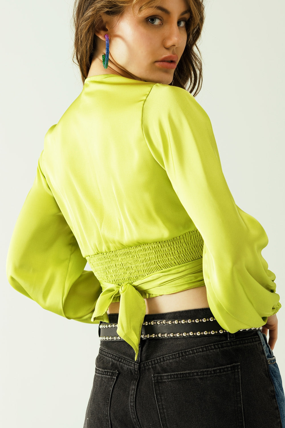 Top corto verde con mangas largas y anchas Q2
