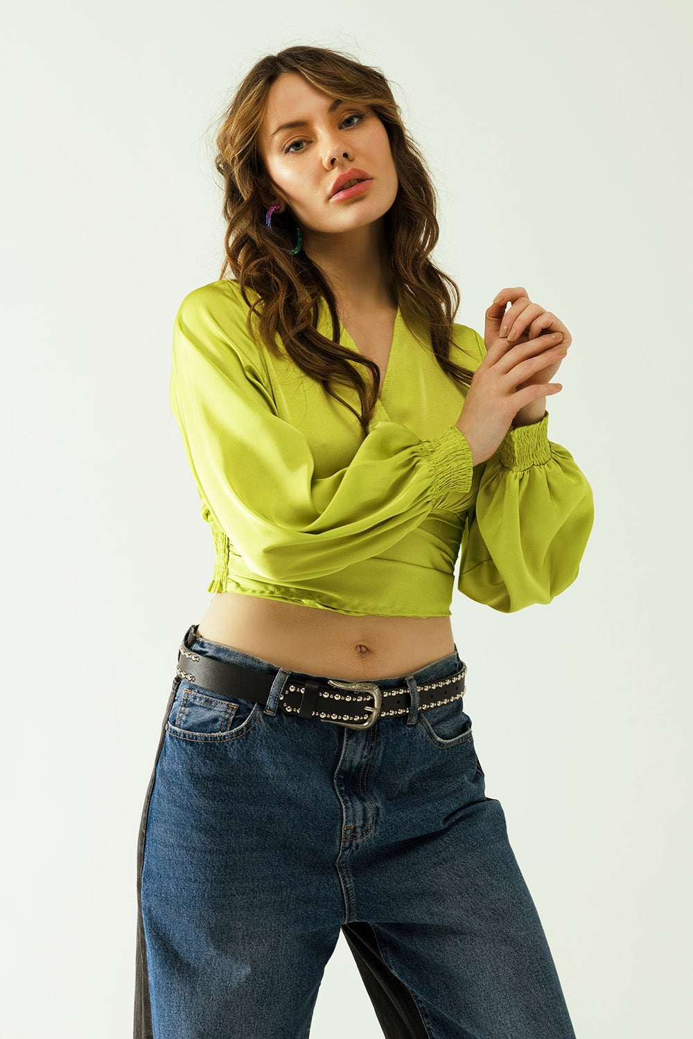 Top corto verde con mangas largas y anchas Q2