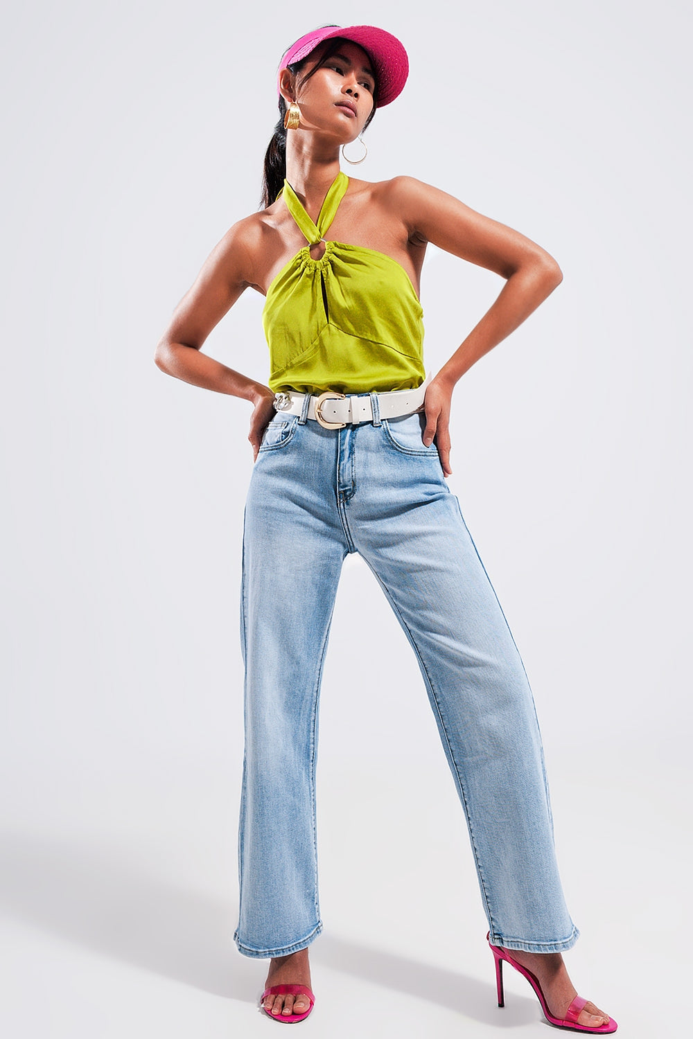 Top corto verde lima con cuello halter y detalle de anilla Q2