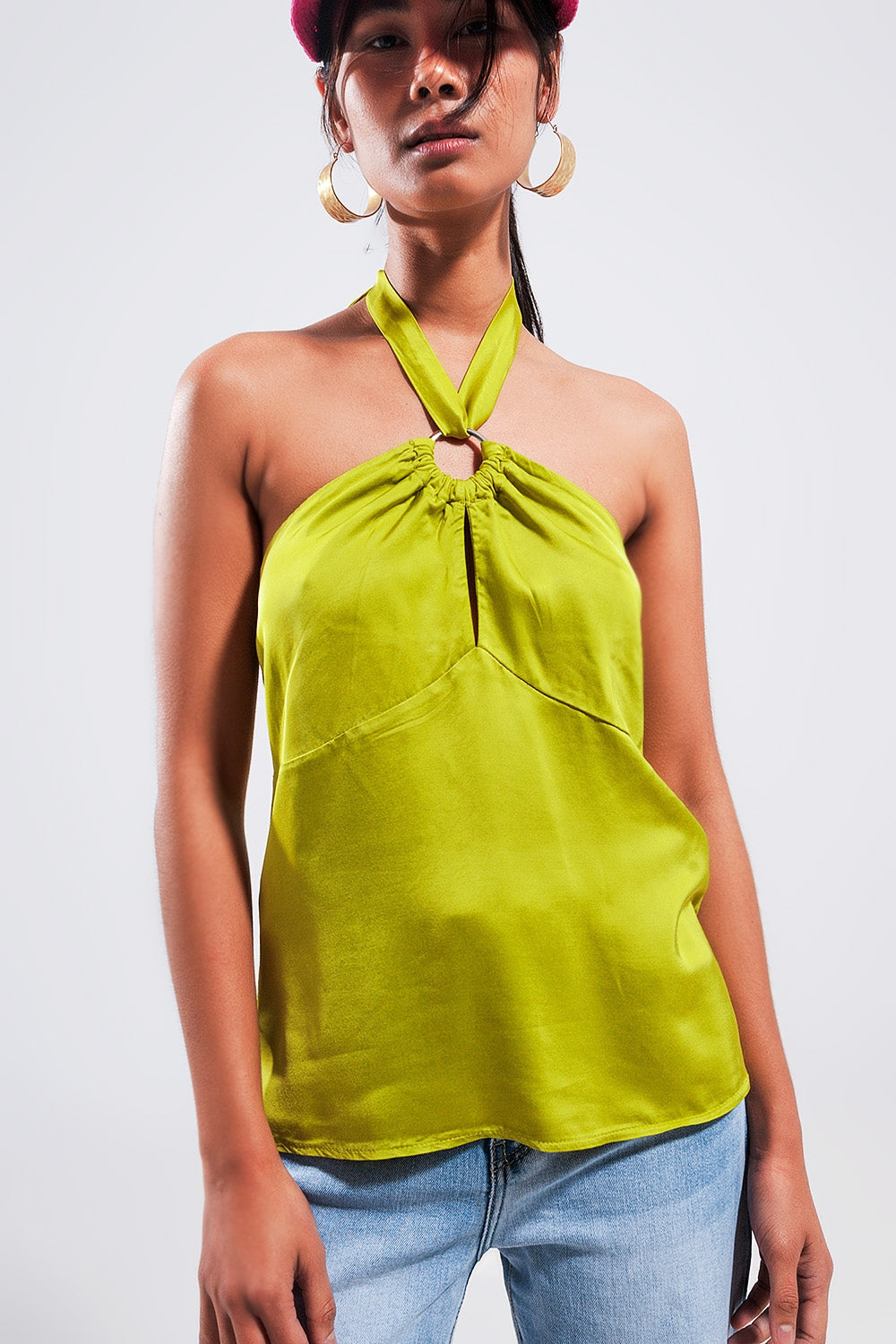 Top corto verde lima con cuello halter y detalle de anilla Q2