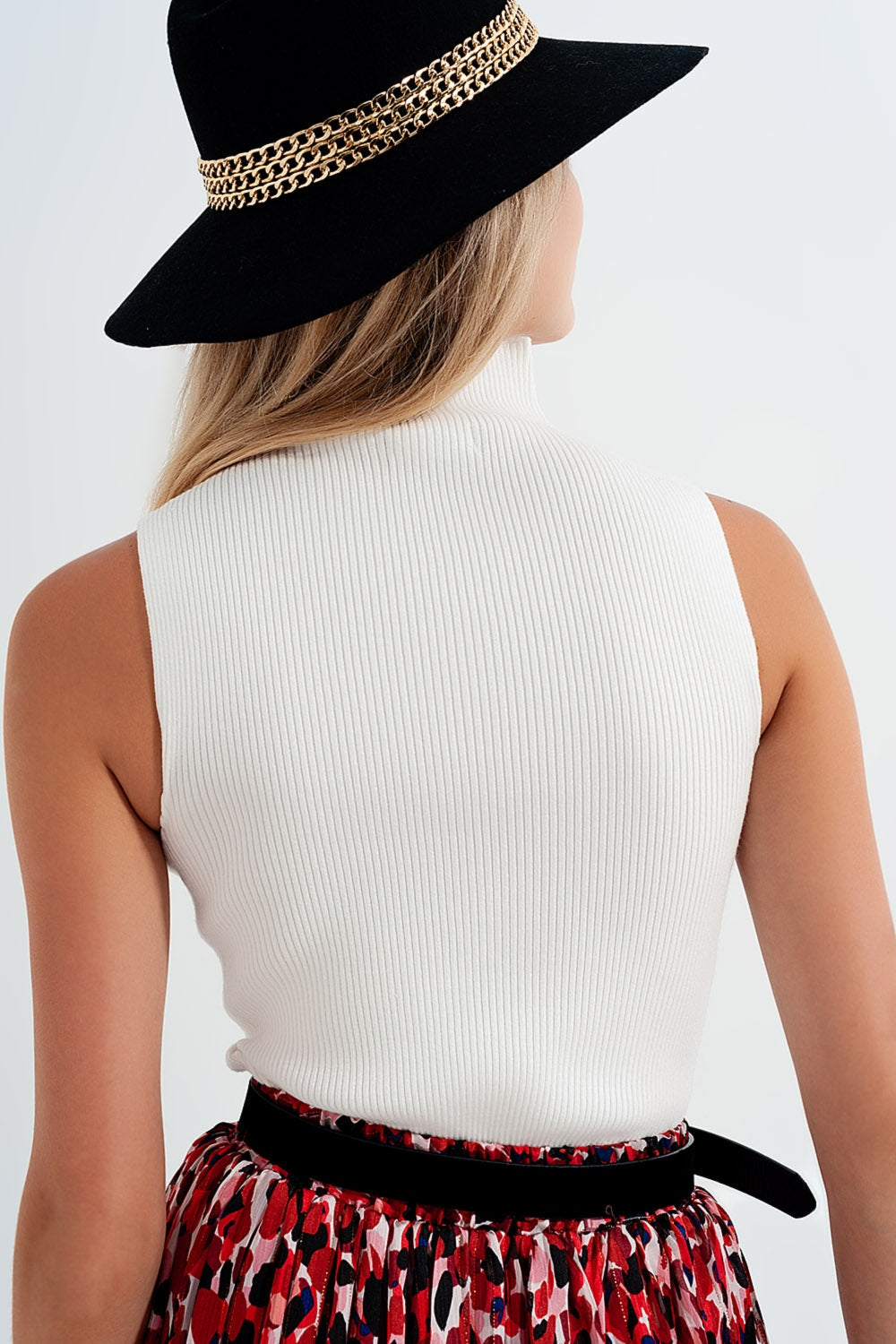 Top crema de punto con cuello alto de punto Q2
