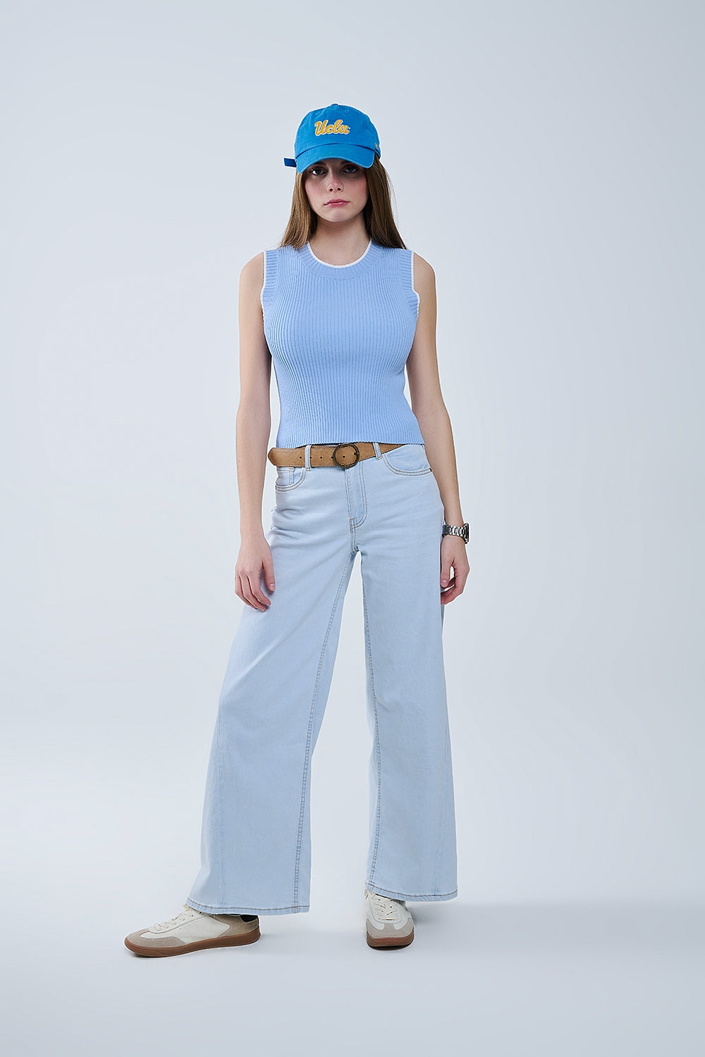 Top de canalé azul con ribete blanco Q2
