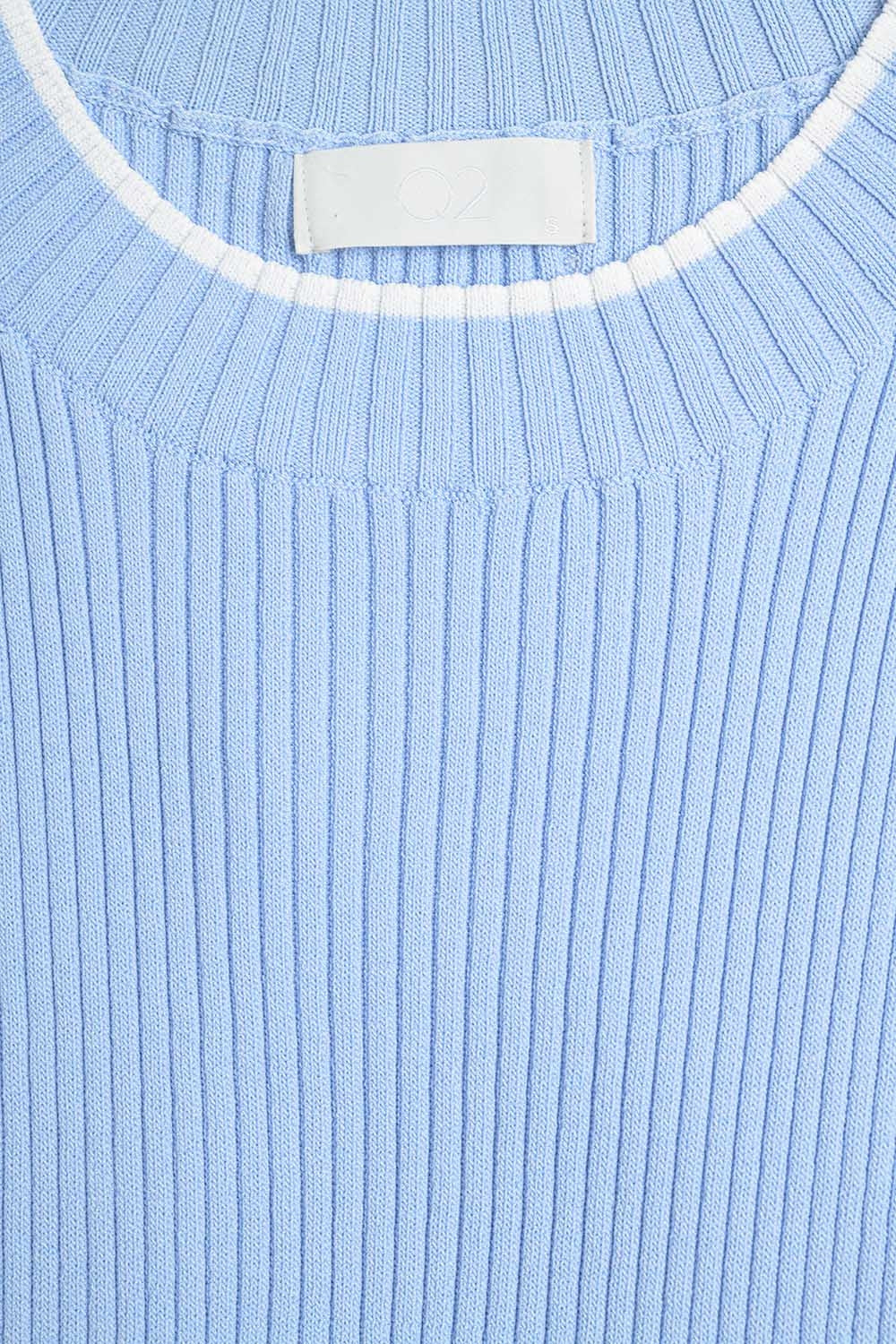 Top de canalé azul con ribete blanco Q2