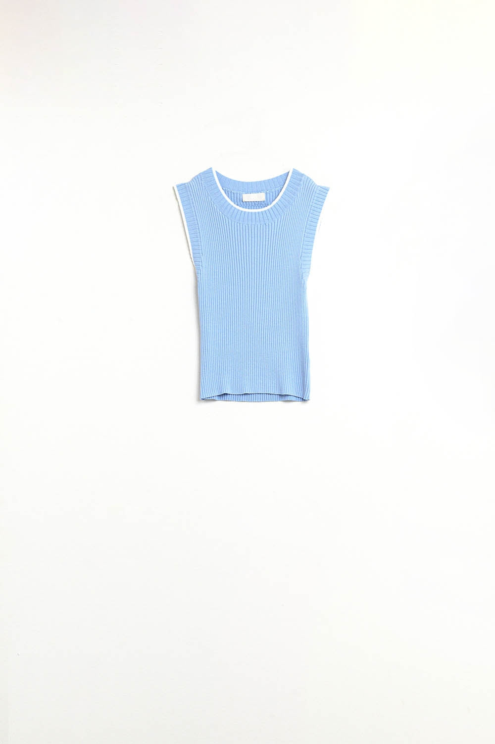 Top de canalé azul con ribete blanco Q2