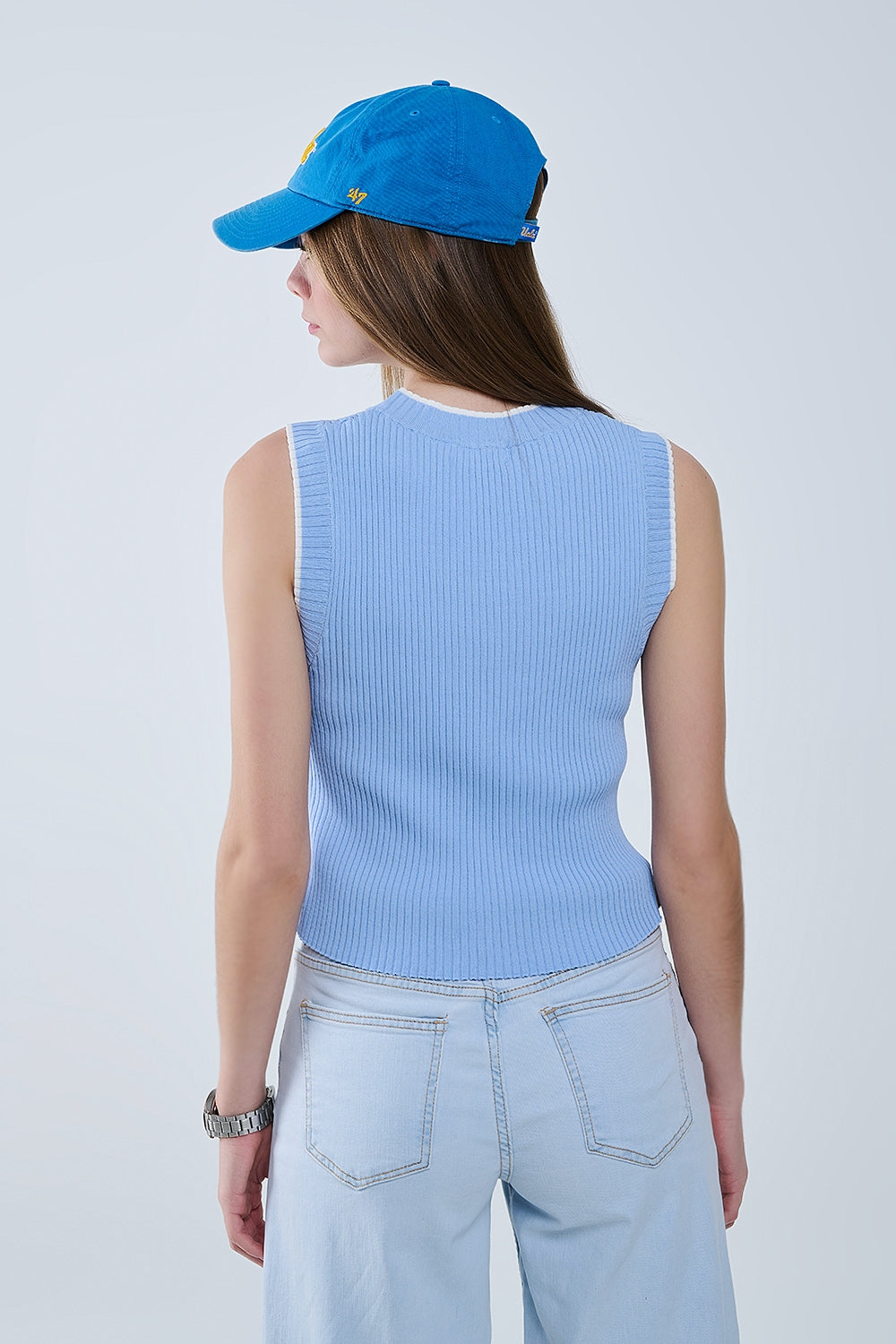 Top de canalé azul con ribete blanco Q2