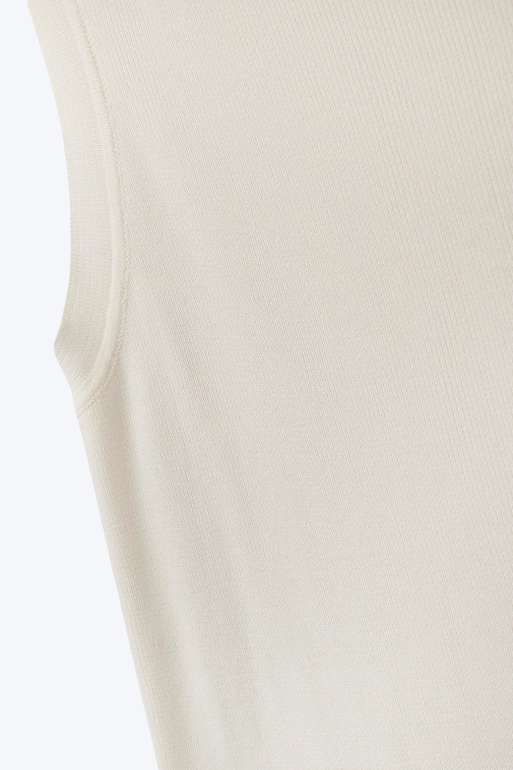 Top de canalé con cuello barco en blanco Q2