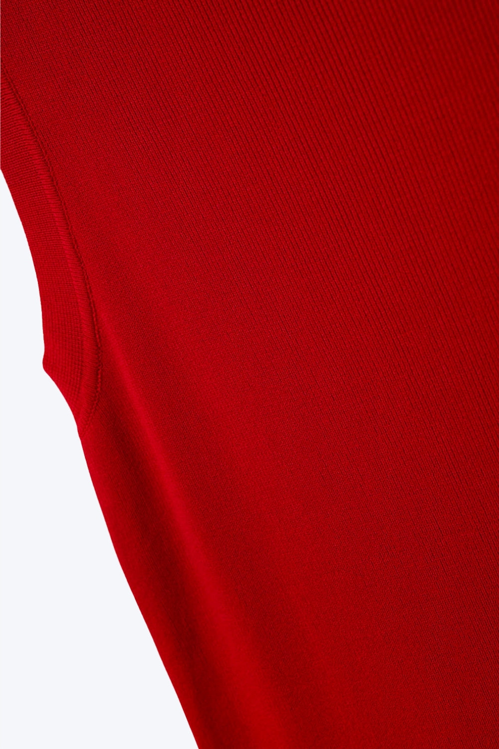 Top de canalé con cuello barco en rojo rubí Q2
