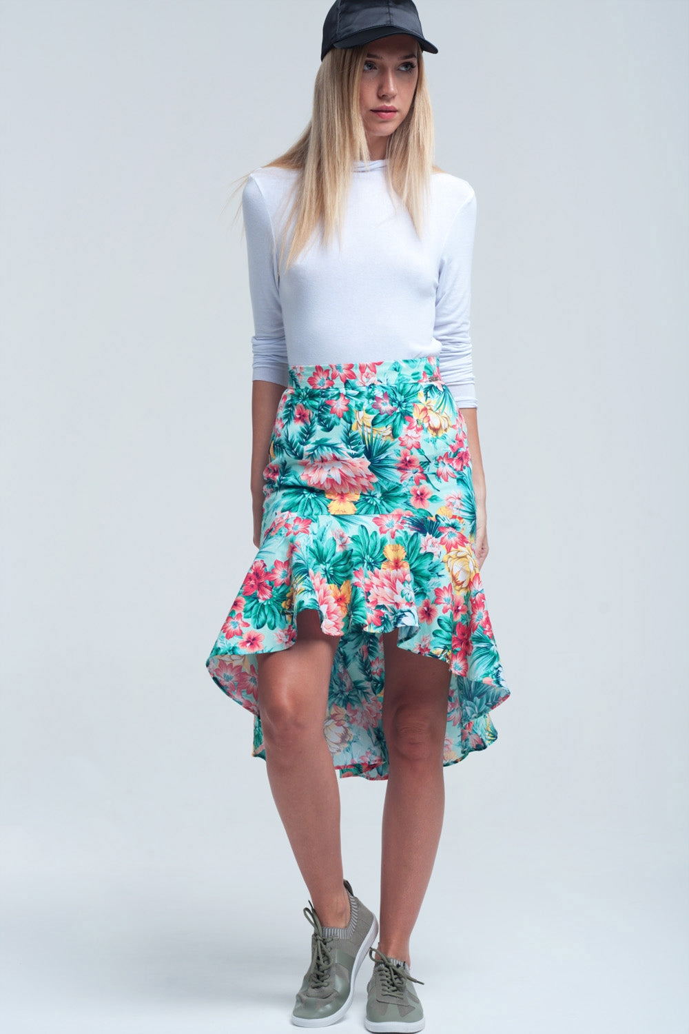 Top de color blanco con cuello alto y mangas largas Q2