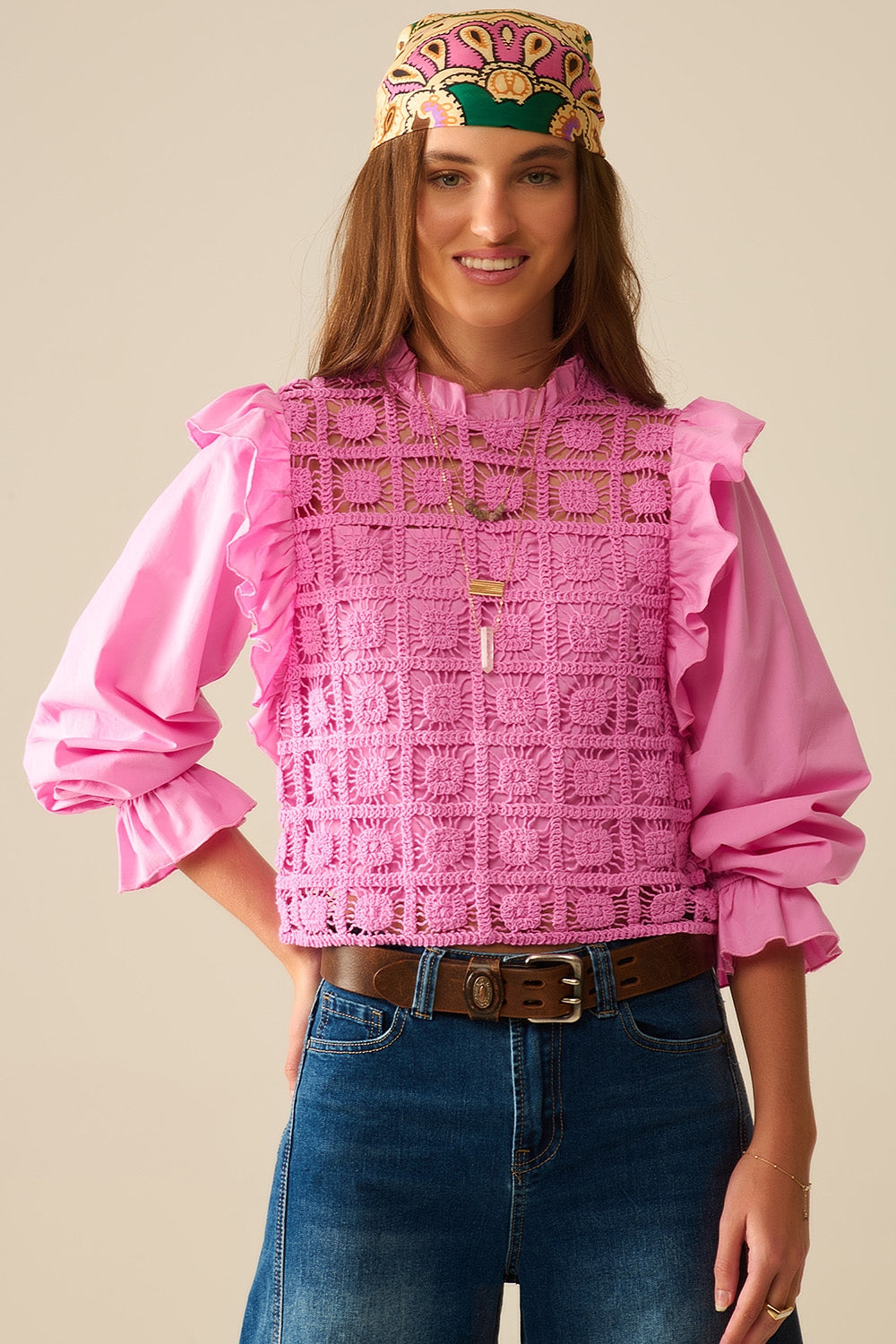 Top de crochet rosa con ribete de volantes y mangas largas Q2