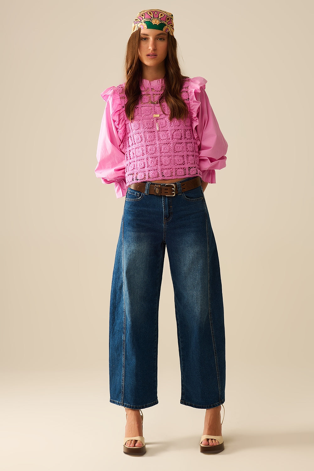 Top de crochet rosa con ribete de volantes y mangas largas Q2