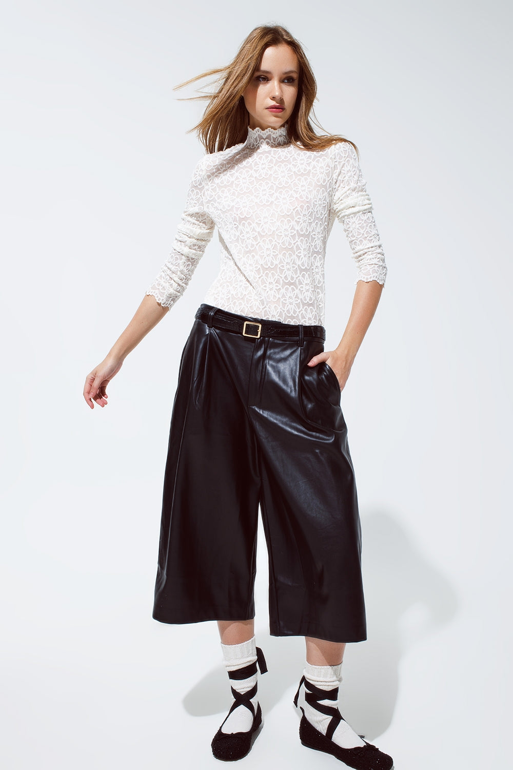 Top de cuello alto con flores bordadas y detalles de festón en blanco Q2
