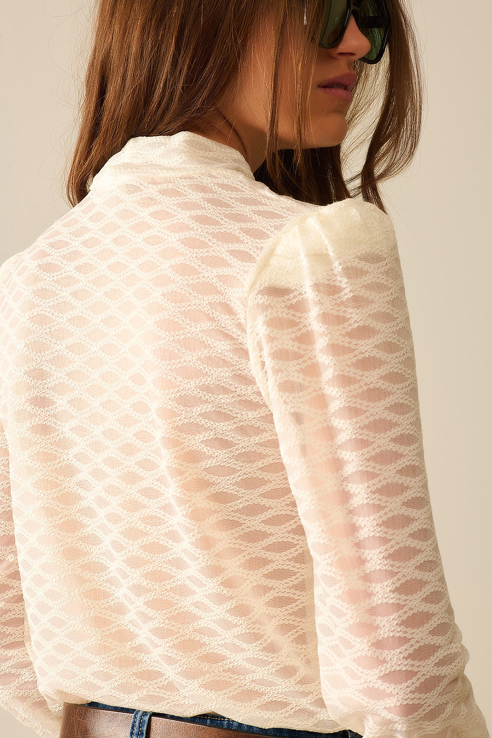 Top de Cuello Alto de Encaje Transparente Beige con Hombros Abullonados Q2