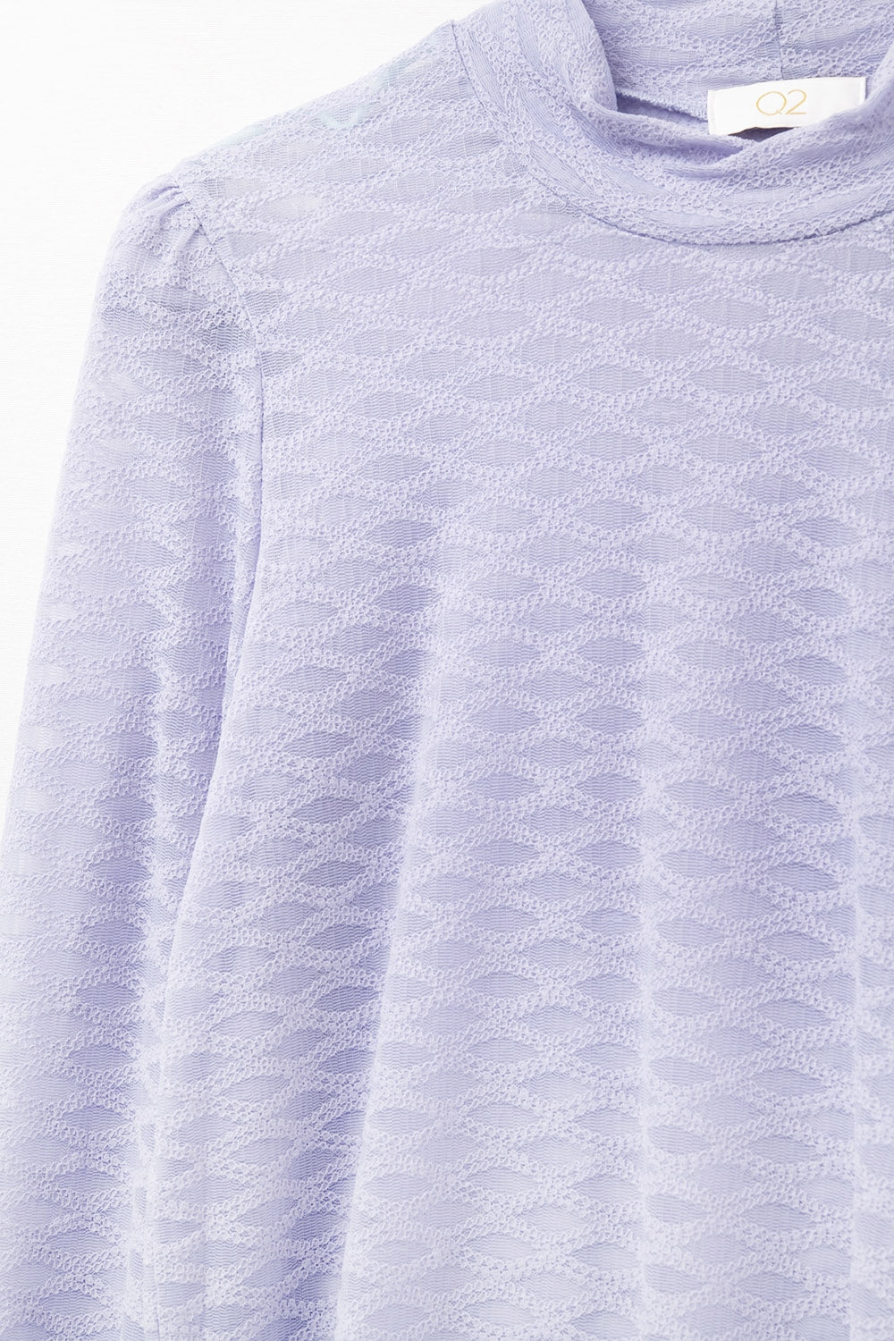 Top de encaje lila con cuello alto y detalle de puños Q2
