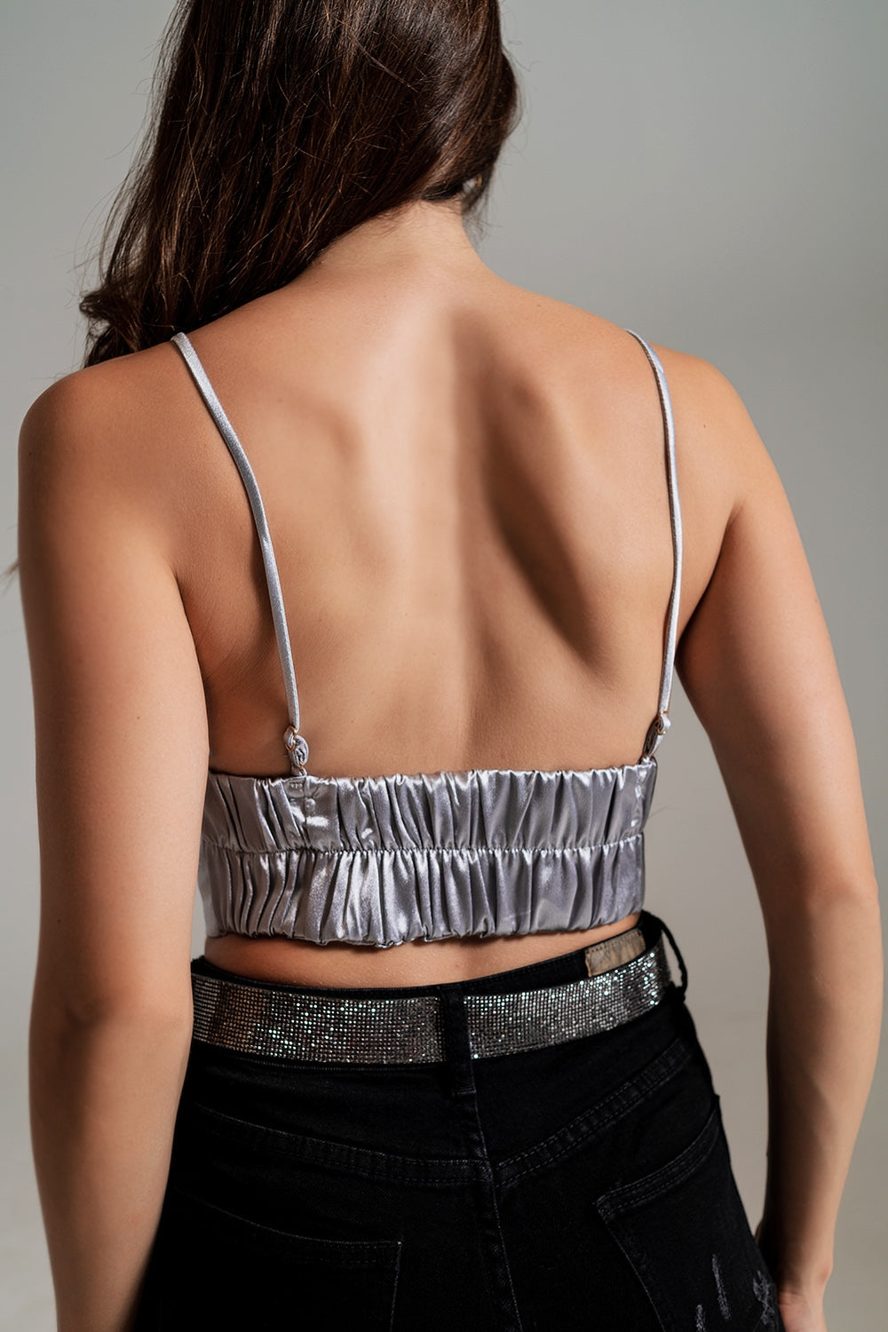 Top de fiesta en satin plateado con escote en V Q2