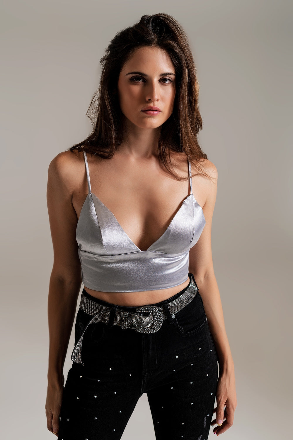 Top de fiesta en satin plateado con escote en V Q2