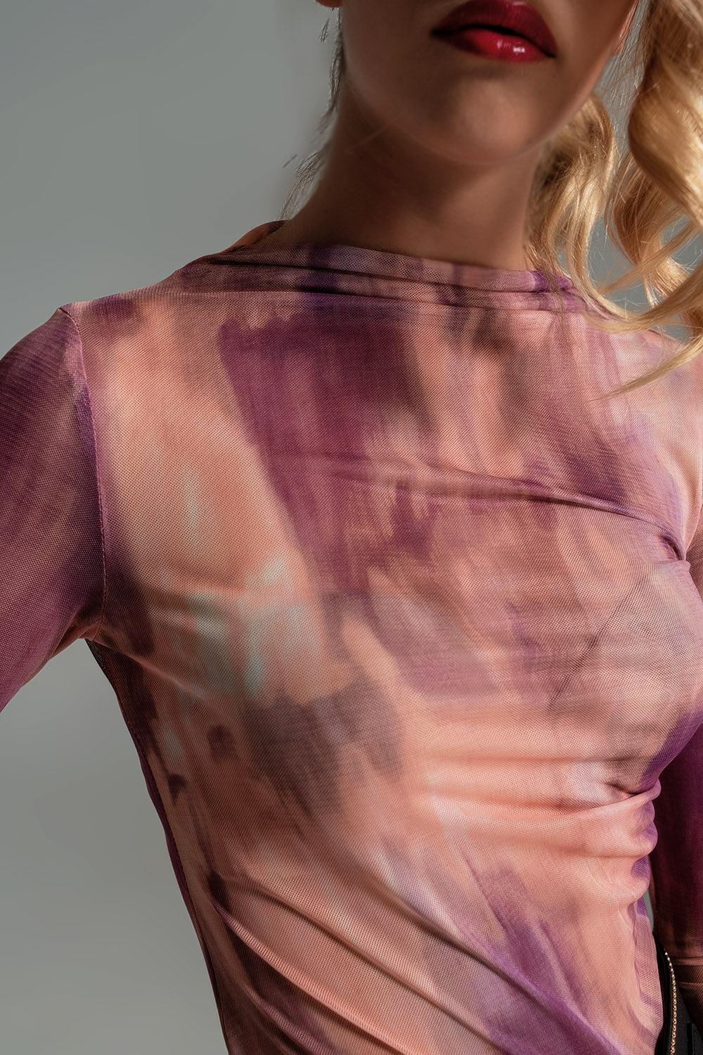 Top de malla fruncido en el lateral con estampado abstracto en rosa Q2