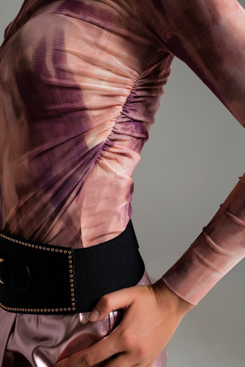 Top de malla fruncido en el lateral con estampado abstracto en rosa Q2