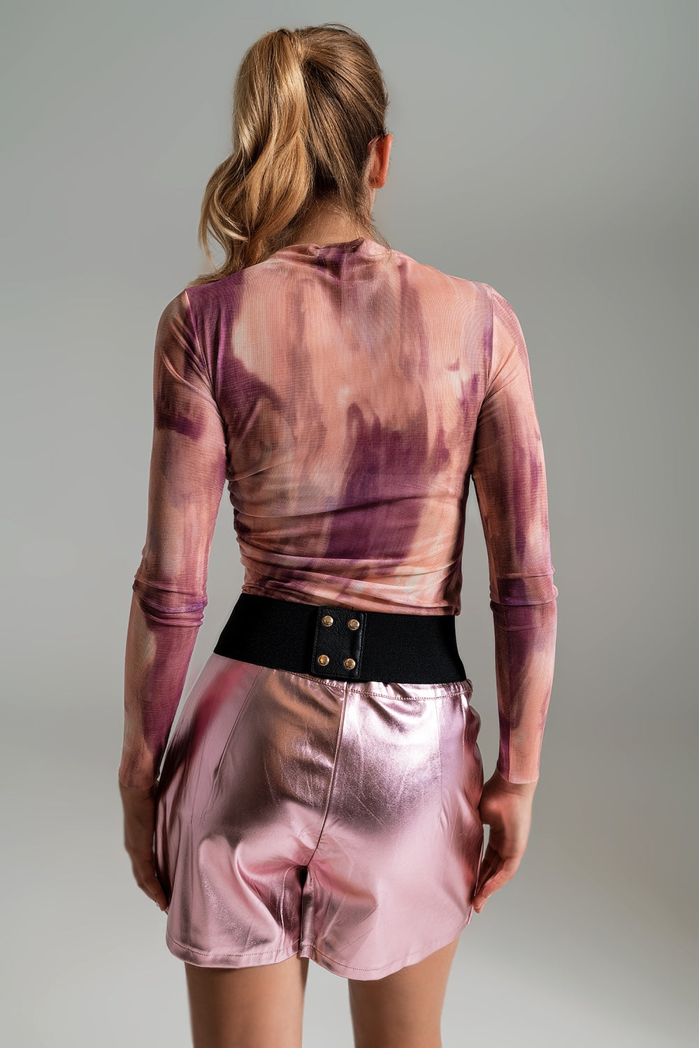 Top de malla fruncido en el lateral con estampado abstracto en rosa Q2